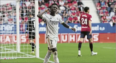  ?? FOTO: EFE ?? Vinicius celebrando uno de sus goles en El Sadar y dirigiéndo­se a la grada