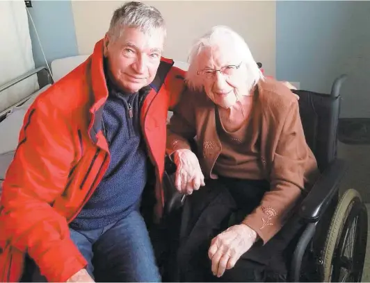  ?? PHOTO COURTOISIE ?? Alexina St-pierre Loyer posait avec son neveu Marcel Loyer, moins d’un an avant de décéder de la COVID-19, le 22 mai, à Montréal.