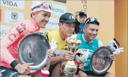  ?? EFE ?? Richard Carapaz, (I), junto a los ciclistas que se subieron al podio en el Tour de Colombia, que terminó ayer en Bogotá. /