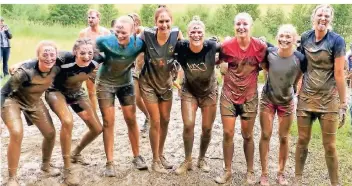  ?? FOTO: J. PILS ?? Auch abseits des Basketball-Feldes immer für ein Abenteuer zu haben: die TG Neuss Tigers 2016 im Ziel des „Tough Mudder“-Hindernisl­aufs in Arnsberg: (v.l.) Miriam Boulkheir, Anke Ollig, Ayla Faber, Julia Kleen, Anne Storck, Franziska Worthmann, Lea Brückner und natürlich Jana Heinrich.