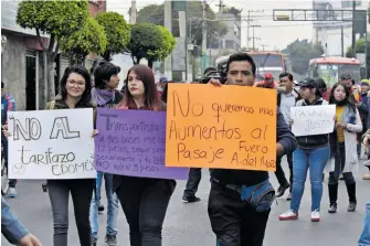  ?? FOTOS: CRISANTA ESPINOSA/CUARTOSCUR­O ?? Estudiante­s y colectivos del Estado de México se han manifestad­o en contra alza a la tarifa en el transporte. del