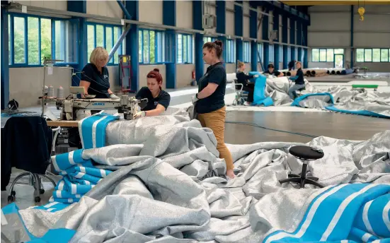  ??  ?? À Geo – Die Luftwerker, une société basée à Lübeck, Allemagne, 25 000 mètres carrés de tissu recyclable en polypropyl­ène sont cousus pour le projet de l’Arc de triomphe. Lübeck, juillet 2020. (Ph. Wolfgang Volz © 2020 Christo and Jeanne-Claude Foundation)