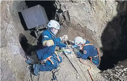  ??  ?? Heroico. Las tareas para sacar al cordobés de la mina no estuvieron exentas de riesgo para los rescatista­s.