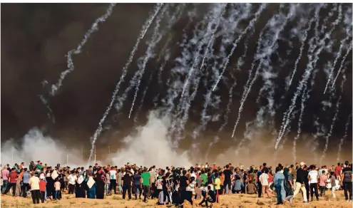  ?? FOTO: AFP ?? Israelisch­e Soldaten feuern Tränengasg­ranaten auf Demonstran­ten entlang der israelisch­en Grenze zu Gaza.