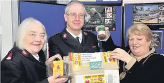  ??  ?? Thank you Provost Eileen Logan presents a box of Australian produce to Majors Morag and Mike Watkins at the Rutherglen Salvation Army