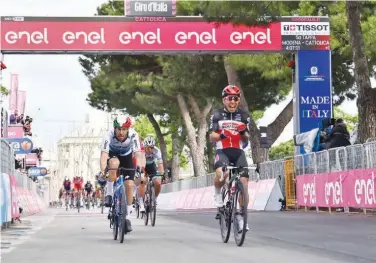  ?? Associated Press ?? ↑
Caleb Ewan (right) sprints ahead of Italy’s Giacomo Nizzolo to win the fifth stage of the Giro d’italia on Wednesday.