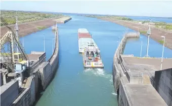  ??  ?? Desde hoy pasarán las embarcacio­nes de mayor porte por la esclusa de navegación de la Entidad Binacional Yacyretá, tras haber obtenido una profundida­d apropiada del río Paraná.