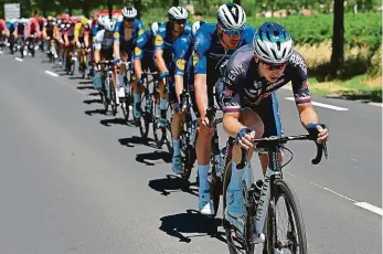  ?? Foto: Profimedia.cz ?? V nohou 3414 kilometrů Petr Vakoč (vpředu) má za sebou druhou Tour de France v kariéře.