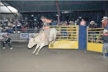  ?? XCA ?? Pedro Espinoza fue uno de los jinetes que logró podio en la categoría toros, en el evento que se desarrolló en Caballo Campana.