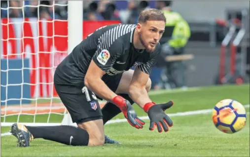  ??  ?? SEGURIDAD. Oblak se ha mostrado como un seguro de vida para el Atlético.