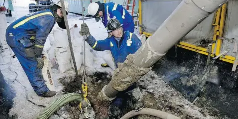  ?? NORM BETTS / BLOOMBERG NEWS FILES ?? A drilling crew at an Encana natural gas well site near Alix, Alta. Encana, Talisman and Canadian Natural Resources are potential takeover targets.