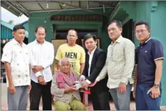  ?? FRESH NEWS ?? Kem Rithisith (third from right) and his mother accept funeral funds donated by Prime Minister Hun Sen in July of 2017.