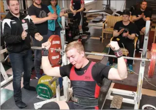 ??  ?? PRESSET SEG: Dennis Sivertsen satte ny personlig rekord i et stevne da han røsket opp 127,5 kilo i benkpress. Han mislyktes da han prøvde første gang, men jublet for suksess i sitt siste forsøk.