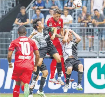  ?? FOTO: THOMAS SIEDLER ?? Markus Schwabl (Zweiter von links, im Kopfballdu­ell mit dem Stuttgarte­r Daniel Ginczek) wird den VfR Aalen gegen den Chemnitzer FC aufs Feld führen.