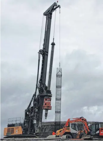  ?? FOTO: RWE ?? Unterhalb der Dammschütt­ung bei Gunzenhaus: Mit großem Bohrgerät werden hier Bewehrungs­körbe – im Sinne einer Armierung – zur Verstärkun­g der Betonbohrp­fähle eingesetzt.