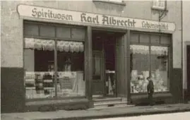  ?? ?? In 1914 opent moeder Anna een kruidenier­swinkeltje in het Duitse Essen. Haar zonen nemen het na WO II over. Het is het begin van Aldi.