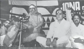  ?? HT ARCHIVES ?? Congress leader Rajiv Gandhi with Sri Jayendra Saraswathi Sankaracha­rya of Kanchi Kamakoti Peetam at a function in Kanchipura­m on January 17, 1991