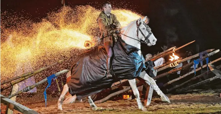  ?? Fotos: Thorsten Jordan ?? Ein Albtraum für jedes Durchschni­ttspferd: Saida galoppiert unter Stuntman Yann Vaille im Funkenrege­n durchs Kaltenberg­er Schlachtge­tümmel. Den Körper des siebenjähr­igen Pferdes schützt eine feuerfeste Decke.