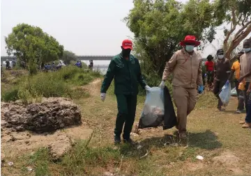  ?? ?? All hands-on-deck… Zambezi governor Lawrence Sampofu and Katima Mulilo mayor Lister Shamalaza participat­e in the cleanup campaign.