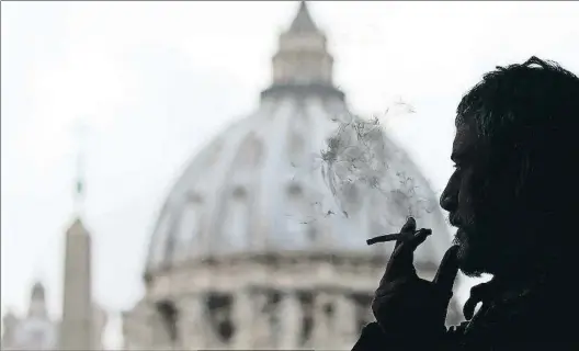  ?? ALESSANDRO BIANCHI / REUTERS ?? Sacrificio económico. La venta de cigarrillo­s a empleados y pensionist­as del Vaticano era hasta ahora una importante fuente de ingresos