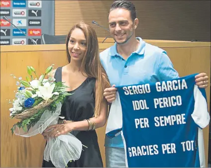  ?? FOTO: MONTILLA ?? Sergio García con su esposa Geno, cuando se despidió del Espanyol. Dos años después regresa, un refuerzo de lujo para Quique