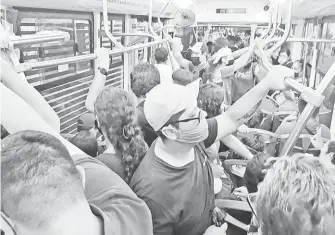  ?? FOTO: FRANCISCO RODRÍGUEZ ?? Los pasajeros viajan sin respetar la distancia.