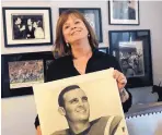  ?? ERIC GAY/ASSOCIATED PRESS ?? Lise Hudson poses with photos of her husband, Jim Hudson, who played for the New York Jets in the 1960s and suffered from CTE.