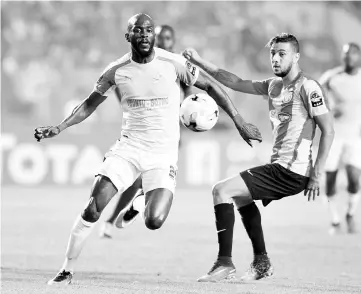  ?? - AFP photo ?? South Africa’s Sundowns striker Motjeka Madisha (L) vies with Tunisia’s Esperance of Tunis defender Montasser Talbi(R) during the African Champions League (CAF) group stage football match on June 22, 2017 in olympic Rades Stadium near Tunis.