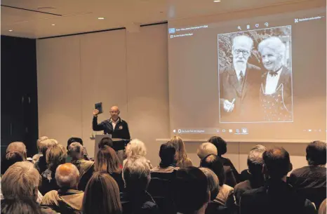  ?? FOTO: GABRIEL BOCK ?? Peter Borel zeigt bei der Lesung ein Foto von Friedrich Enzensberg­er und dessen Frau.