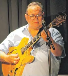  ?? FOTO: TIM JONATHAN KLEINECKE ?? Lancy Falta spielt virtuos Gitarre.