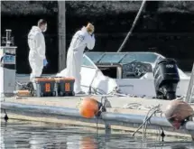  ??  ?? Arriba, el barco abandonado.abajo a la izquierda, una imagen del padre de las menores. A la derecha, una fotografía de las niñas desapareci­das.