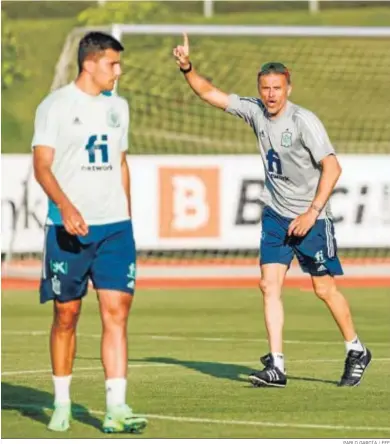  ?? PABLO GARCÍA / EFE ?? Luis Enrique da órdenes con vehemencia con el medio centro Rodri en primer plano.