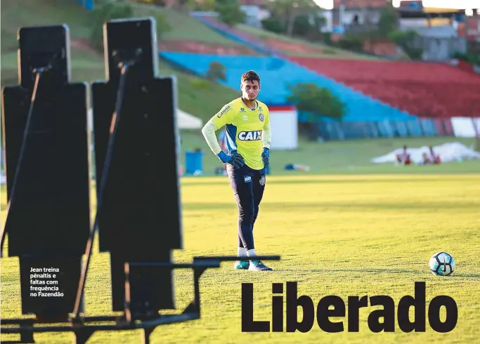  ??  ?? Jean treina pênaltis e faltas com frequência no Fazendão