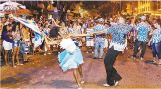  ??  ?? A Vila Isabel manteve seus já tradiciona­is ensaios no Boulevard 28 de Setembro, em frente à quadra