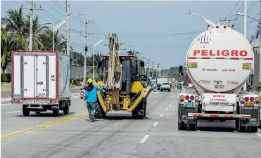  ?? FOTOS JESúS RICO ?? Un furgón adelanta a una retroexcav­adora invadiendo el carril contrario, en la Vía 40 con calle 85.