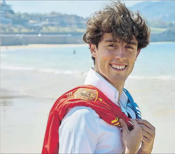  ?? FOTO: RS ?? Álvaro Odriozola posó con la camiseta de la selección de España en La Concha