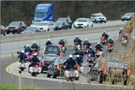  ?? PHOTO BY JEFF GOLDBERG/FOR MEDIANEWS GROUP ?? The procession­al brings the body of State Trooper Martin F. Mack III onto Route 1on the way to his funeral.