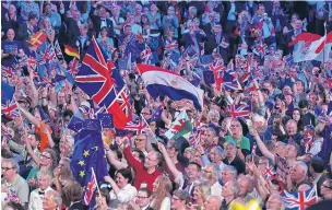  ??  ?? Pro-EU and anti-EU music fans in the battle of the flags at the royal Albert Hall