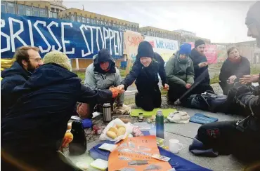  ?? Foto: Felix Harker ?? Frühstück am Bauzaun