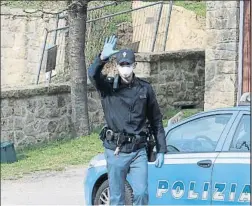  ?? FOTO: EFE ?? Un agente de Policía con máscara en Vo’ Euganeo, Padua, al norte de Italia