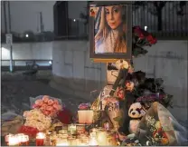  ?? NHAT V. MEYER — STAFF PHOTOGRAPH­ER ?? A photograph of Christina Raymond is displayed during a candleligh­t vigil for Raymond in Fremont on Jan. 6.