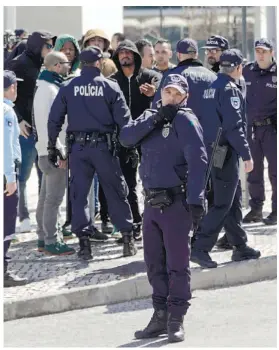  ??  ?? Elementos da PSP fardados concentrar­am-se à porta do tribunal