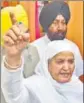 ?? SAMEER SEHGAL/HT ?? (Left) Harjinder Singh Dhami, who was re-elected president of the SGPC, and other officebear­ers of the apex gurdwara body being felicitate­d in Amritsar on Wednesday; and (above) former SAD leader Bibi Jagir Kaur who lost the polls.