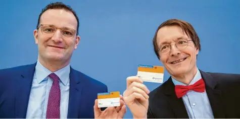  ?? Foto: Kay Nietfeld, dpa ?? Wenn es nach Jens Spahn (links) und Karl Lauterbach geht, hat der Organspend­eausweis bald ausgedient.