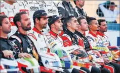  ??  ?? Los pilotos de la Fórmula E posan antes de la carrera de Arabia.