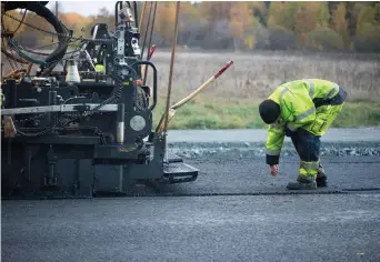  ?? Bild: TT/ARKIV ?? Insändarsk­ribenten undrar om de ansvatiga företagen har för avsikt att återställa gatorna efter att fibergrävn­ingarna är avslutade.