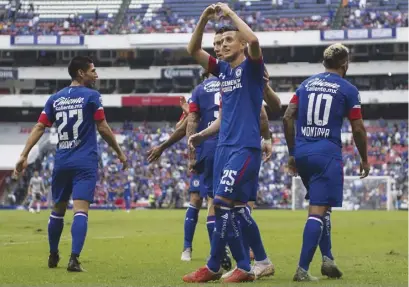  ??  ?? Roberto Alvarado se ha convertido en uno de los hombres de Cruz Azul que más genera peligro en el área rival.