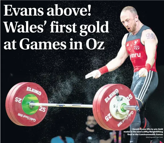  ?? Sportingwa­les - Ian Cook ?? > Gareth Evans lifts to win Gold medal in the men’s 69Kg Weightlift­ing final at the Commonweal­th Games