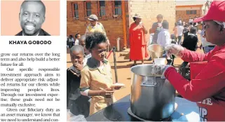  ?? /Munyaradzi Chamalimba ?? KHAYA GOBODO The hunger: A woman feeds children at a school as part of the Shoprite countrywid­e feeding programme to fight hunger and malnutriti­on.