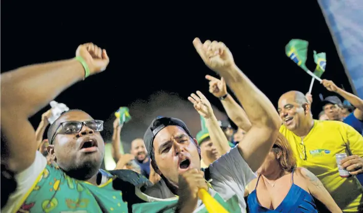  ?? REUTERS ?? Festejos. Manifestan­tes opositores a Lula da Silva que se concentrar­on frente a la sede de la Corte Suprema, en Brasilia, celebran los votos de los jueces contra el ex presidente.